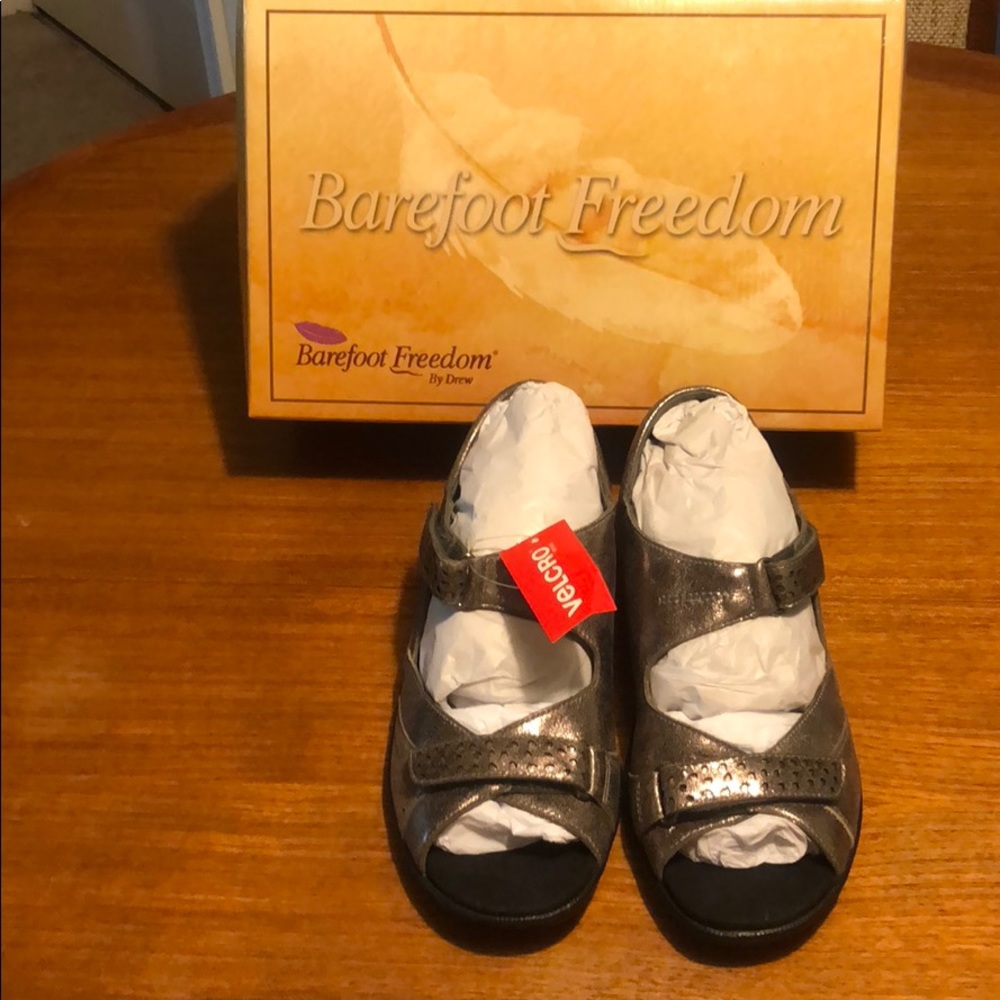Barefoot freedom pewter leather sandals size 9.5